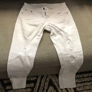 White skinny jeans in destroyed style